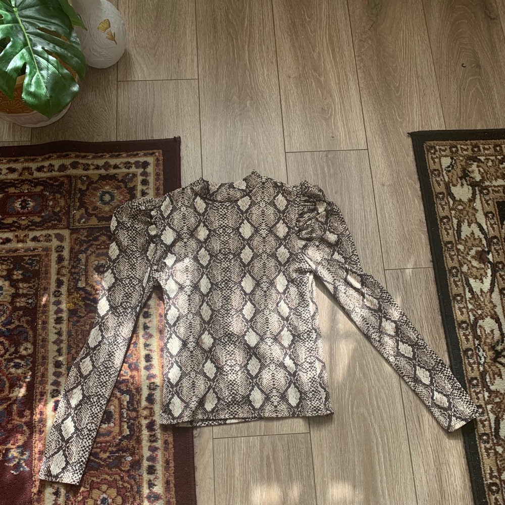 Puff sleeve animal print top